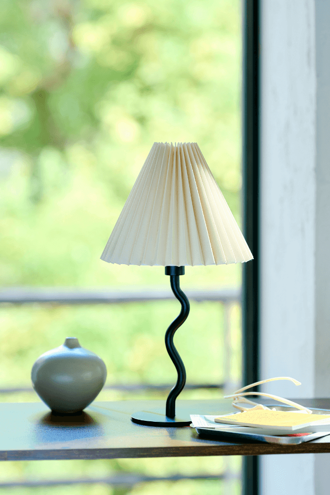 置くだけで絵になる遊び心のあるランプ。