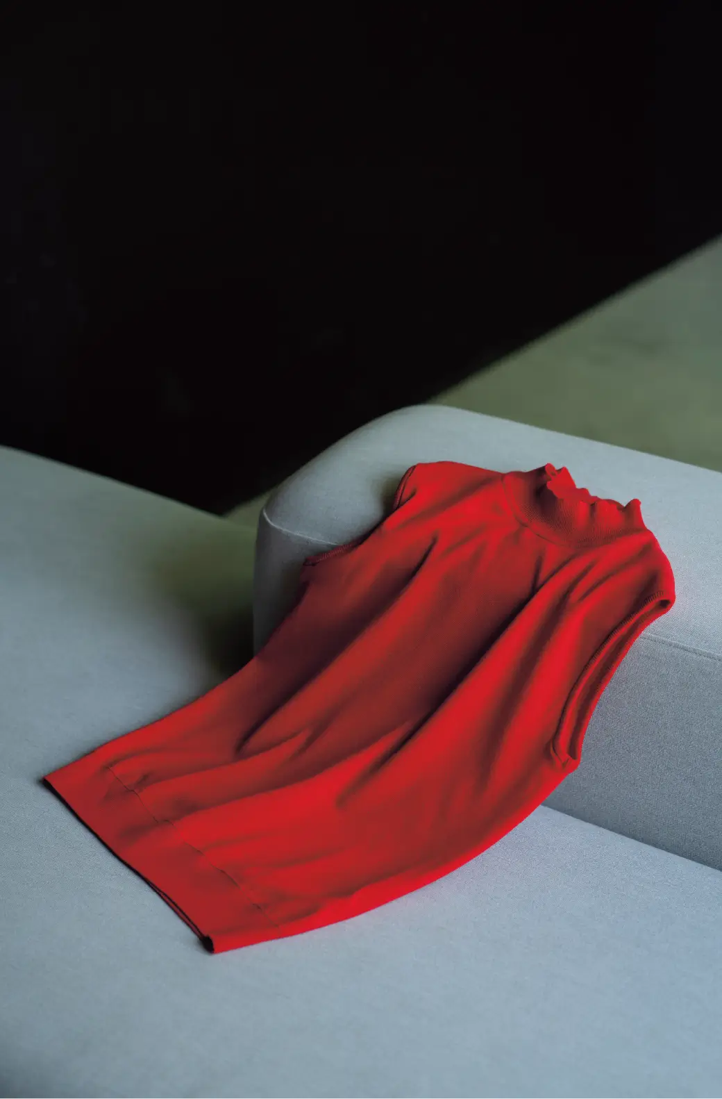 しなやかなシルエットでいつもの装いを品よく魅せる
