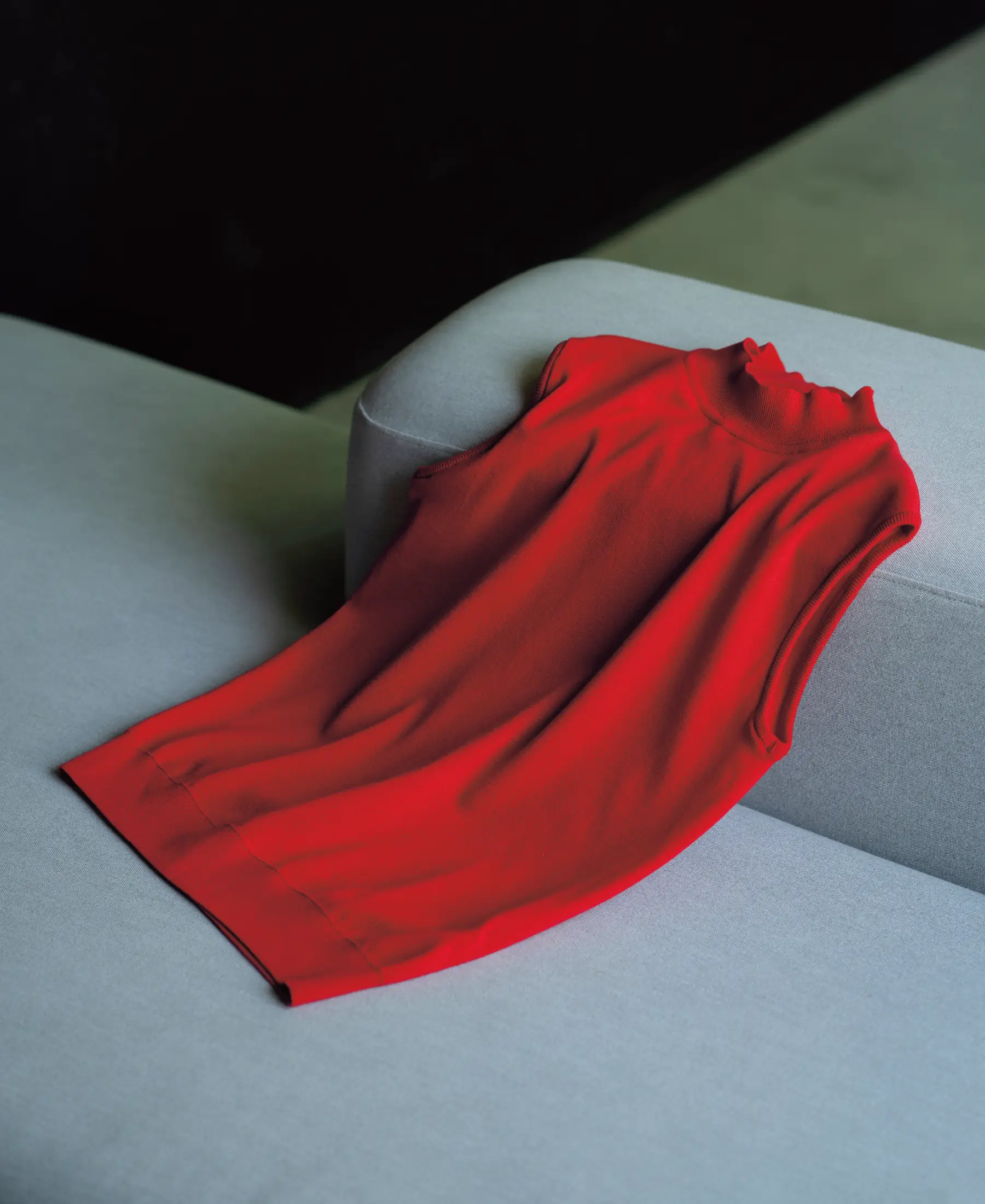 しなやかなシルエットでいつもの装いを品よく魅せる