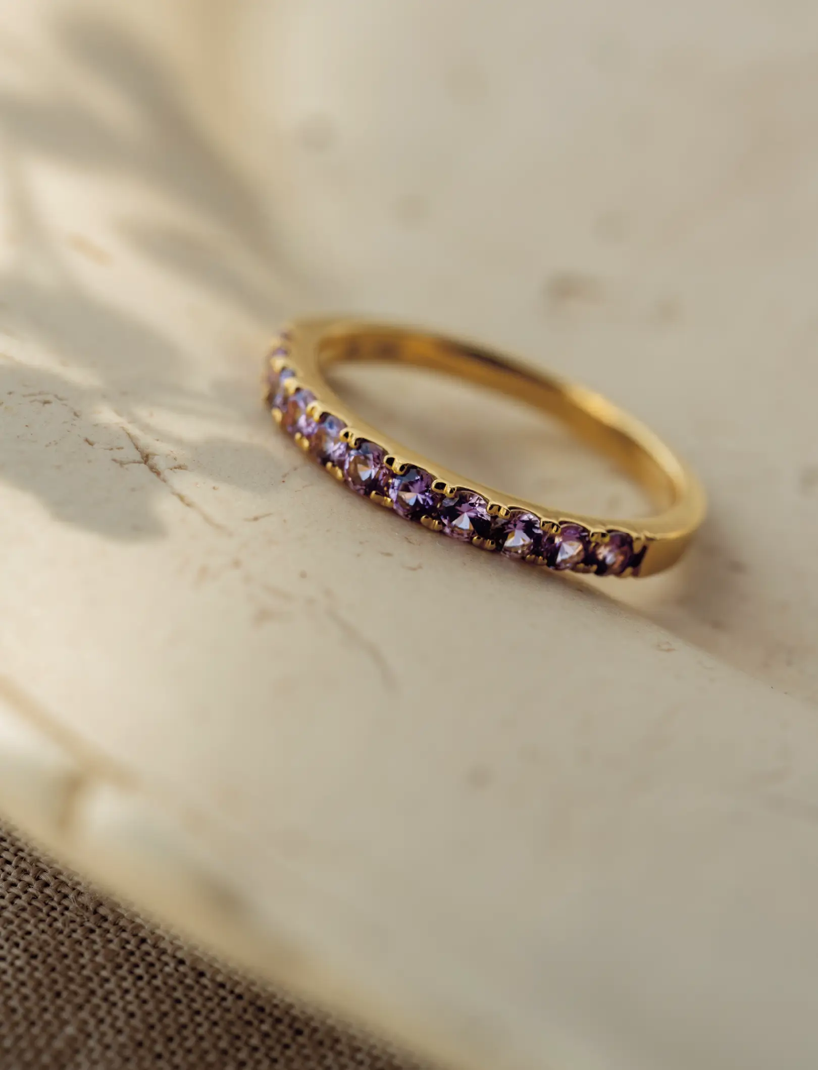 柔らかな光彩と見惚れる気品をまとう