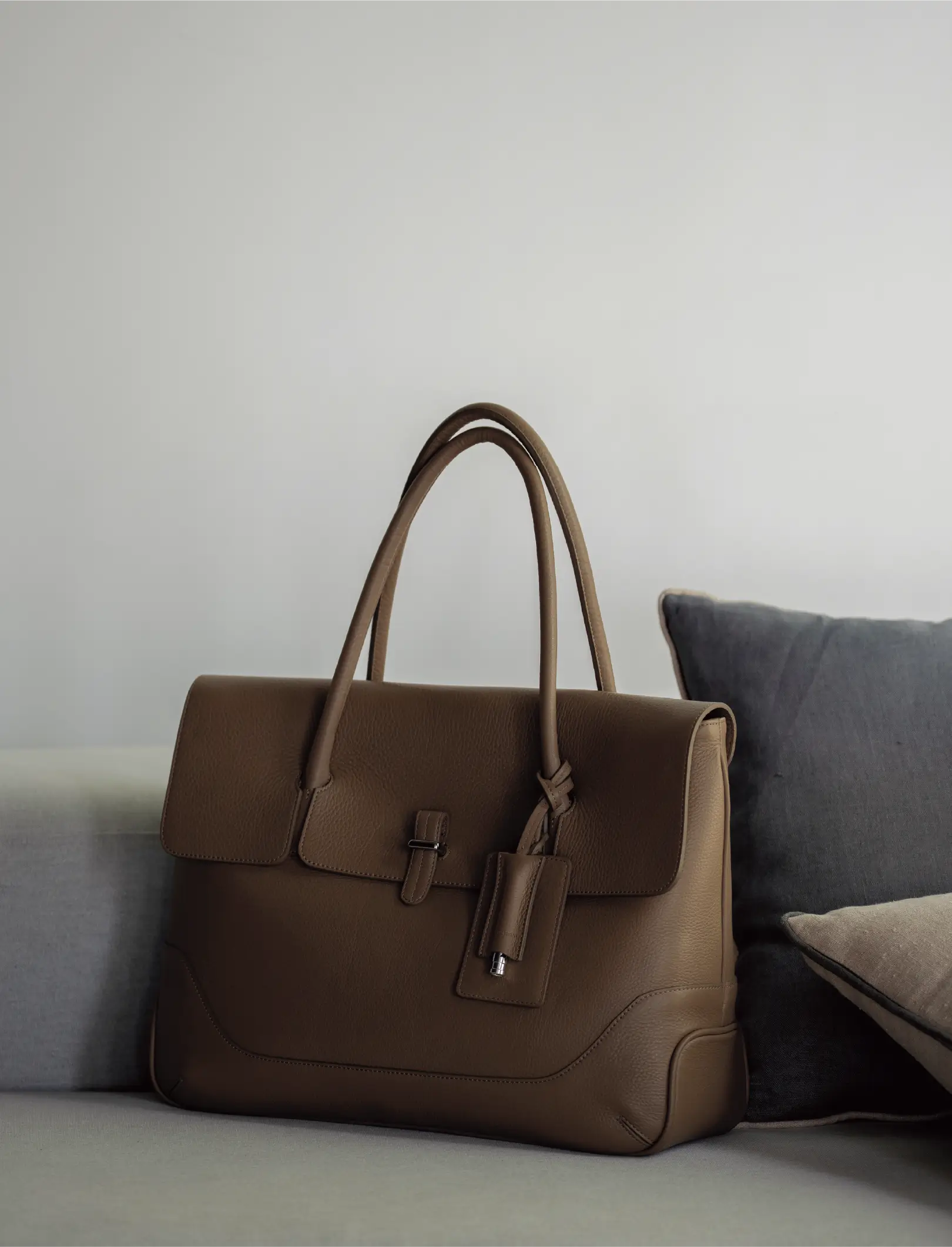 大きなフラップがひと味違う個性を演出