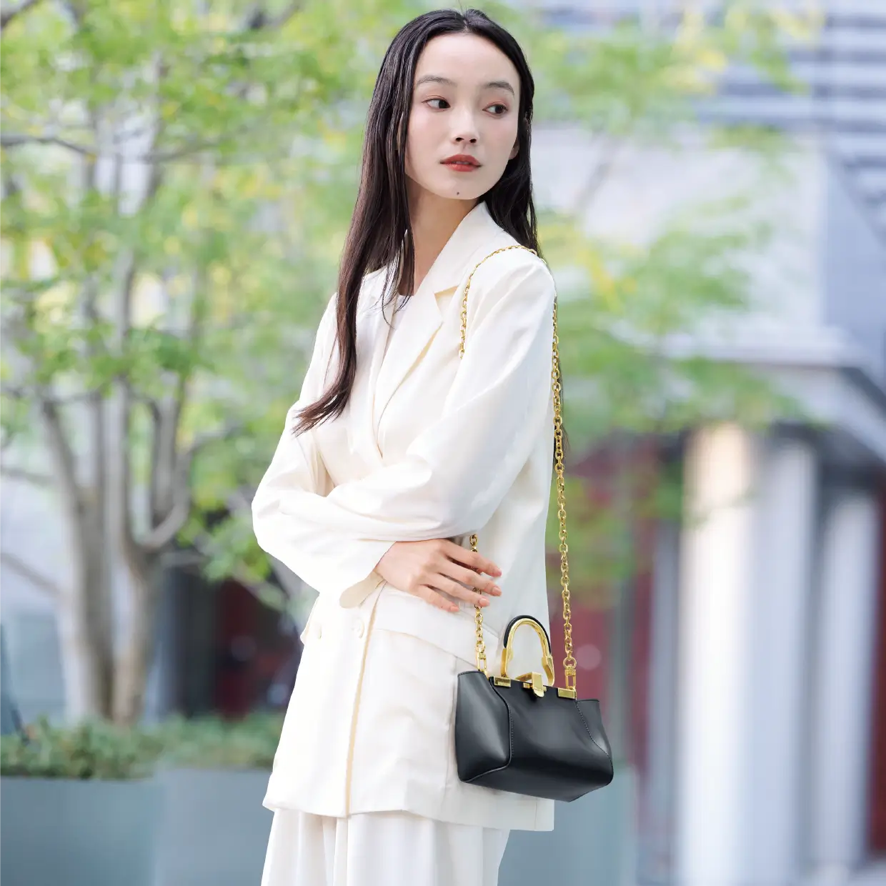 装いをクラスアップするミニバッグ