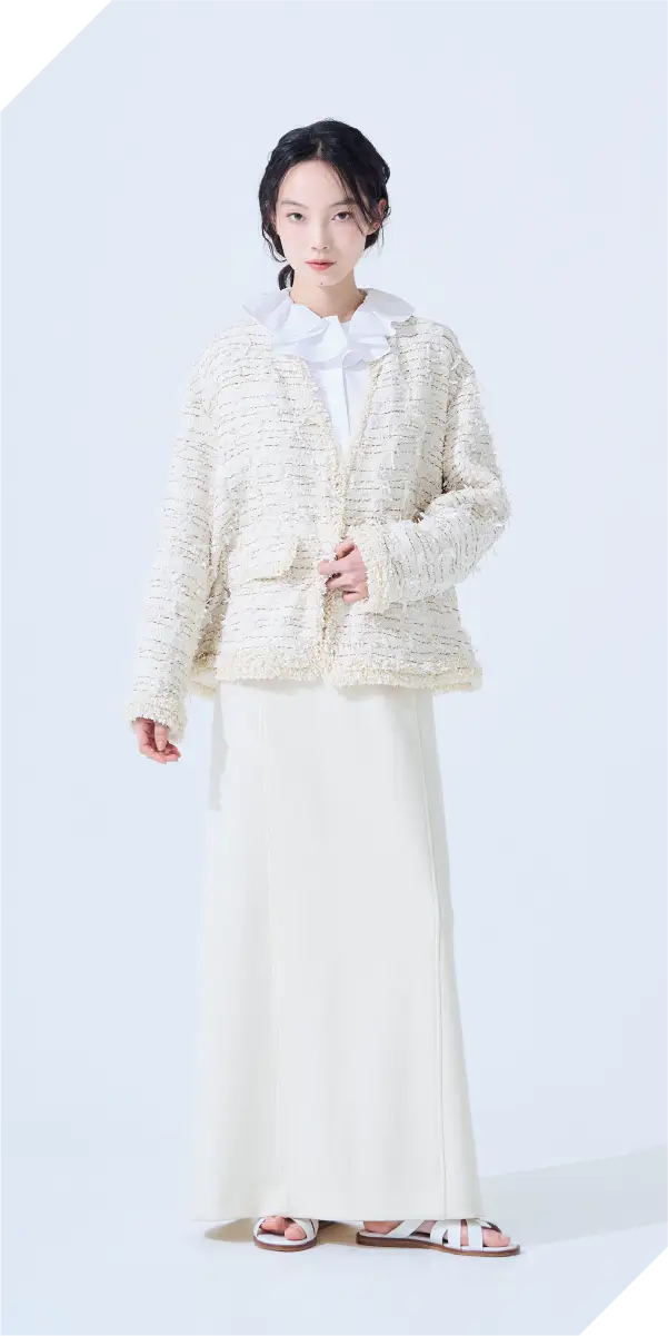 白のレイヤードが描くモードバランス