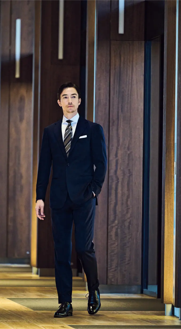 正統派を極めたネイビースーツ
