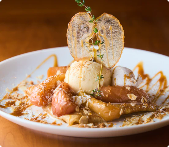 Crêpe Tatin シナモン香るりんごのキャラメリゼとバニラアイス添え