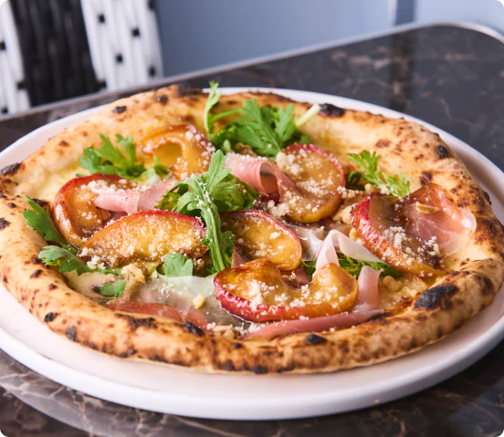 春菊と燻製生ハムと青森りんごのゴルゴンゾーラ