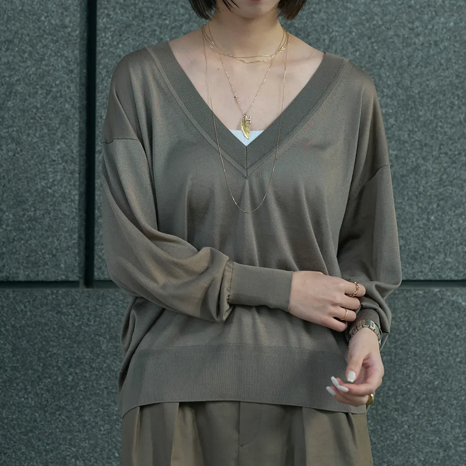 Light Deep V/N Knit